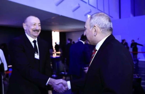 İlham Əliyev Davosda Paşinyanla ayaqüstü söhbət etdi&nbsp;
