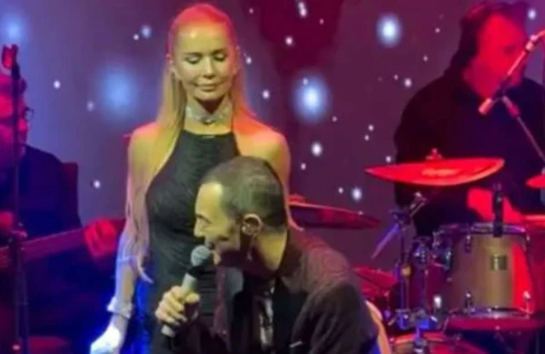 Serdar Ortaç səhnədə yıxıldı - VİDEO 