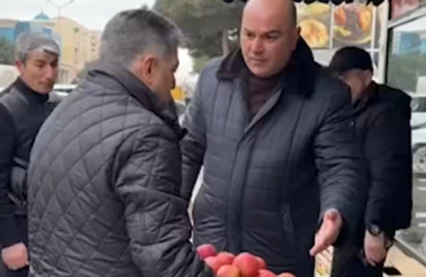Sumqayıtda almaları müsadirə edən məmuru biabır etdilər - VİDEO&nbsp;