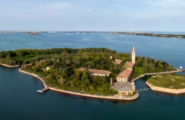 Bu adaya ayaq basan dəli olur