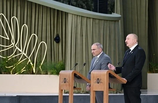 Əliyev Paşinyanla zarafatlaşdı: İlk kim çıxış edəcək? - Video&nbsp;
