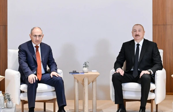 İlham Əliyev və Nikol Paşinyan arasında geniş tərkibdə görüş keçirilib