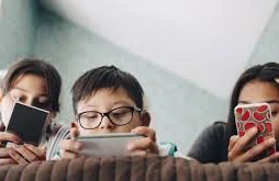 Uşaqlar niyə aqressivləşir? - Psixoloqlar telefonla bağlı xəbərdarlıq edir