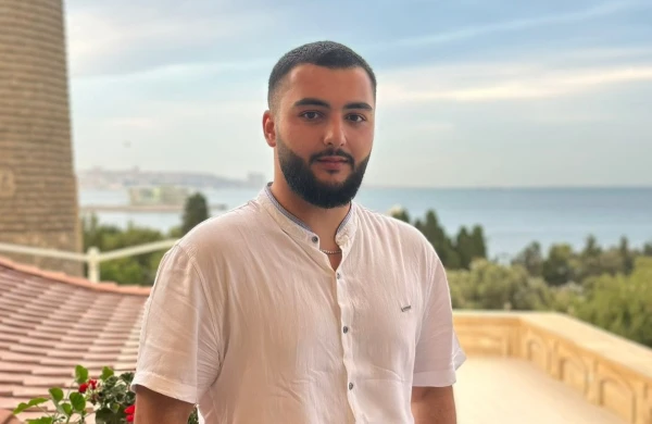 Vərəmli əsgər söhbəti bitməmiş bu dəfə əli silah tutmayan gənci hərbiyə aparırlar&nbsp; — Qurumlar arasında ZİDDİYƏT