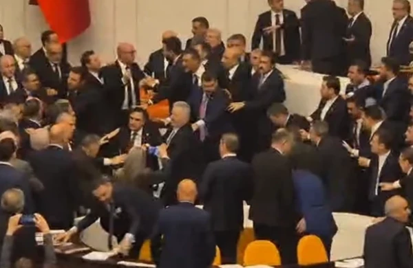 Türkiyə parlamentində dava düşdü - Video 