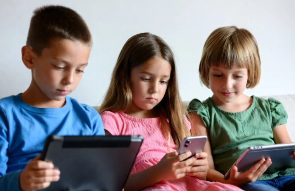 Uşaqların sosial şəbəkələrdən istifadəsi qadağan edilir: Azərbaycan bu qərara hazırdır?    —   ARAŞDIRMA