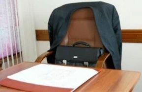 Bu nazirin 5 müavini eyni universiteti bitirib