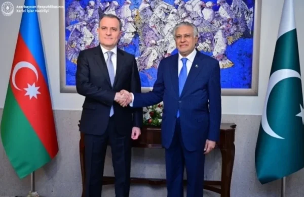 Ceyhun Bayramov pakistanlı həmkarı ilə görüşdü 