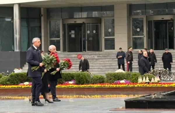 Rəsmilər "Ana harayı" abidəsini ziyarət etdilər