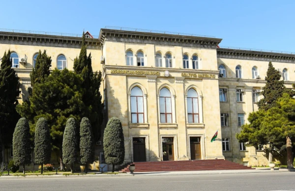 Ədliyyə Akademiyası bu xanımla razılaşdı – 480 manatlıq müqavilə 