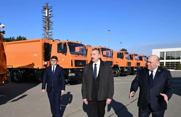 İlham Əliyev Bakıda məişət tullantıları daşıyan texnikalarla tanış olub 