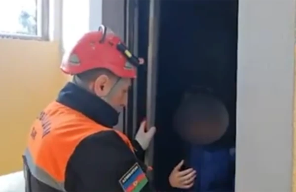 Liftdə qalan yeniyetmə xilas edildi - Video&nbsp;