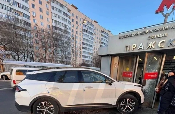 Səfirliyimizin maşını qəzaya düşdü - Həyat yoldaşı idarə edirmiş