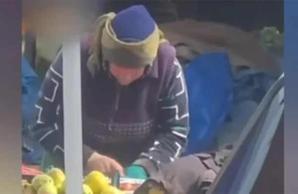 Almanı tüpürcəklə təmizləyən qadın - “Nəvələrimə almışdım”+Video