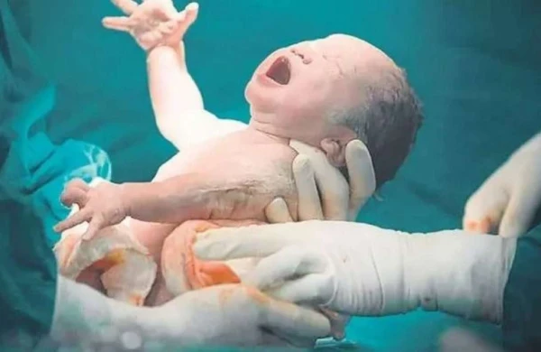 63 yaşlı qadın qız uşağı dünyaya gətirdi 