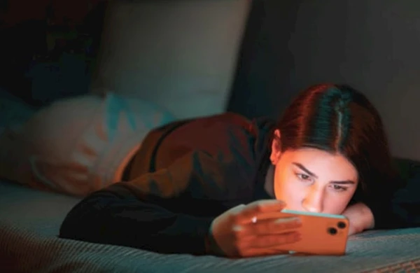 Gecə saatlarla telefona baxanlara pis xəbər&nbsp;