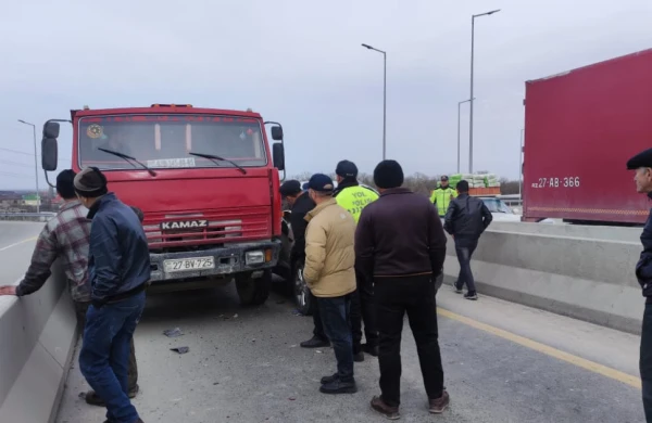 Xaçmaz-Quba yolunda qəza tıxaca səbəb oldu (FOTO)