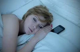 Gecə mobil telefonu bədəndən 2 m məsafədə saxlayın, yoxsa...