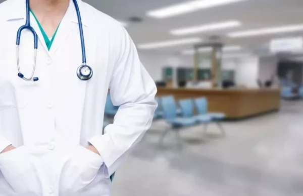 Xəstəyə yardım etməyən həkimi  hansı məsuliyyət gözləyir? 