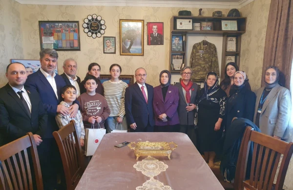 Vəfanın Səssiz Dili: Türk səfir və qonaqların şəhid ocağına mənəvi ziyarəti