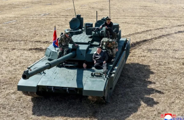 13 yaşlı qızı ilə tank sürdü - Fotolar&nbsp;
