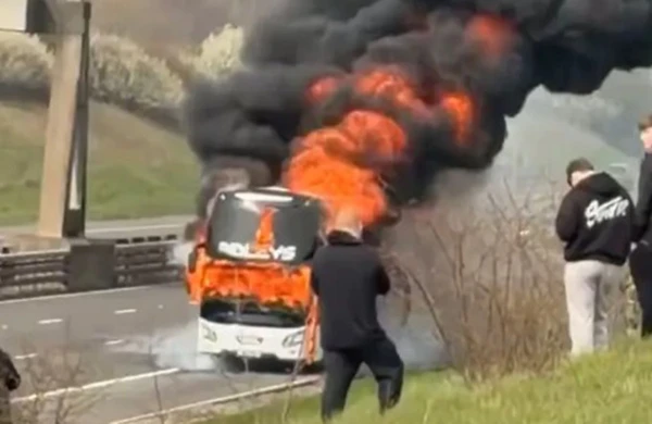 Azarkeşləri daşıyan avtobus yolda yanıb kül oldu - Fotolar - Video