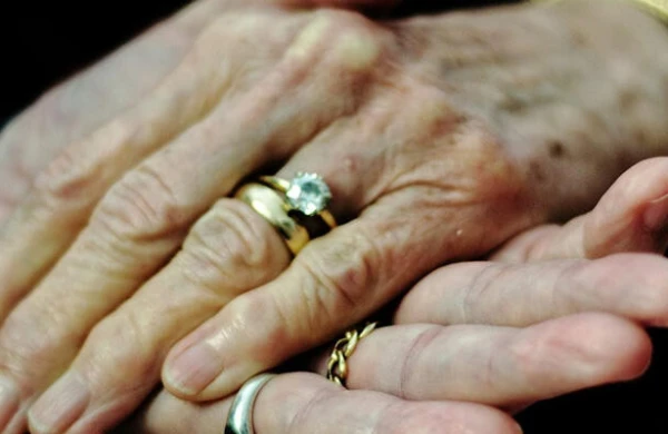 Öz qayınanası ilə EVLƏNDİ: 80 yaşı var&nbsp;