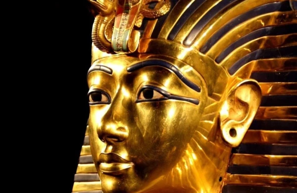 Valideynləri bacı-qardaş idilər,özü də bacısı qızı ilə evlənmişdi&nbsp; &nbsp; —&nbsp; Lənətlənmiş fironun HƏYATI