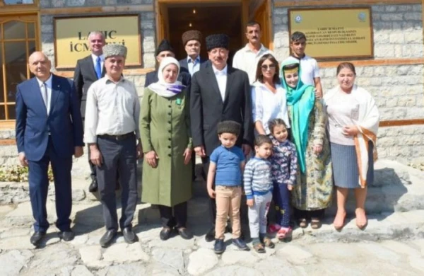 “Bəylər müəllim Prezidentə etdiyim hədiyyənin pulunu verdi” – VİDEO&nbsp;