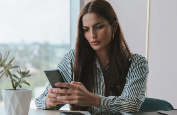 Gecə telefondan istifadə yuxunu niyə pozur?&nbsp;&nbsp;