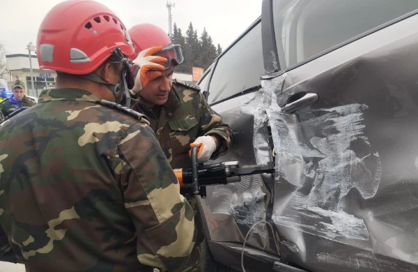 Maşında sıxılı vəziyyətdə qalan qadın belə xilas edildi - VİDEO&nbsp;&nbsp;