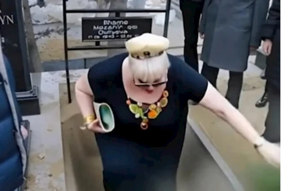 Sosial şəbəkələrdə təhlükəli trend: Ölülər "dirildilir", görüntüləri satılır — VİDEO