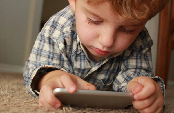 Uşaq neçə saat ekran qarşısında ola bilər? - Yaşa uyğun saatlar 