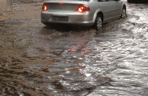 Bakını sel apardı: Maşınlar yollarda qaldı    —    VİDEO