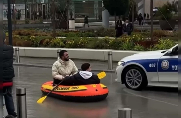 28 Mayda maraqlı anlar: Metronun önündə "qayıq" sürdülər - VİDEO 