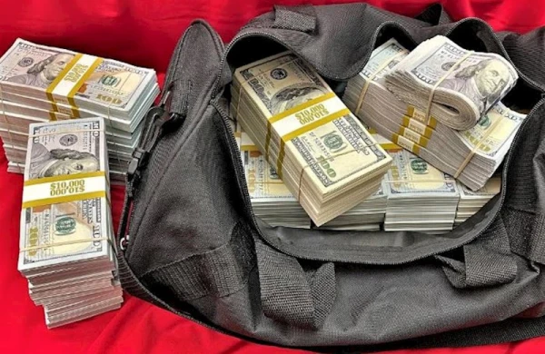 7 yaşlı qız anasına əsəbiləşib 88 min dolları pəncərədən atdı 