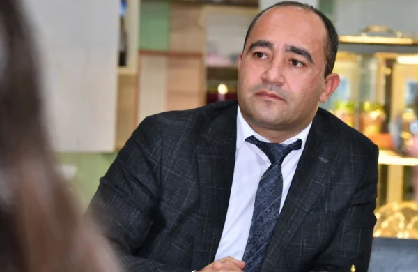 Deputat pəncərədən tullanıb qaçıbmış... Qadın məsələsi olub