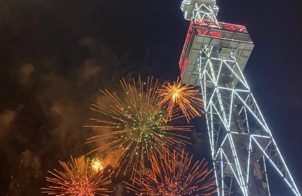Bakı bulvarında saat adlandırılan bu tikili əslində görün nə imiş    —   MARAQLI FAKT