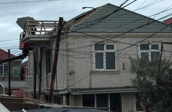 Keşlədə subasmaya səbəb olan evi sökməyə başladılar&nbsp;