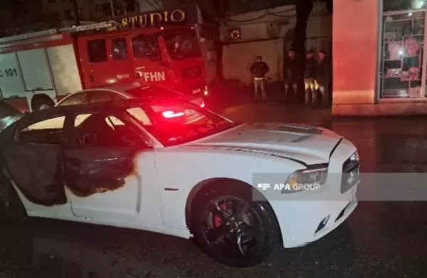 Hərbi Prokurorluğun qarşısında maşın yandı-Foto