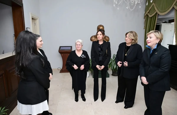 Mehriban Əliyeva Tbilisidə Mirzə Fətəli Axundzadə adına Azərbaycan Mədəniyyəti Muzeyi ilə tanış olub 