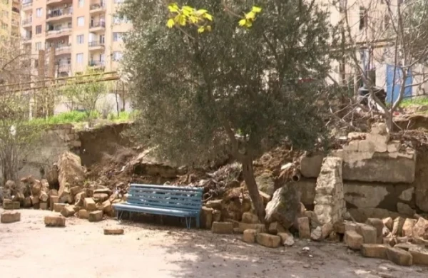 Uşaqların oynadığı ərazidə DİVAR UÇDU&nbsp;