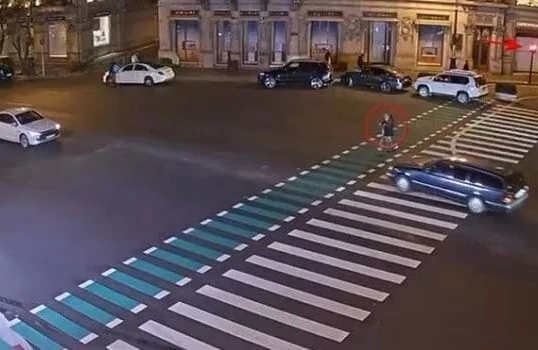 Skuterlə qadını vurub, qaçdı 