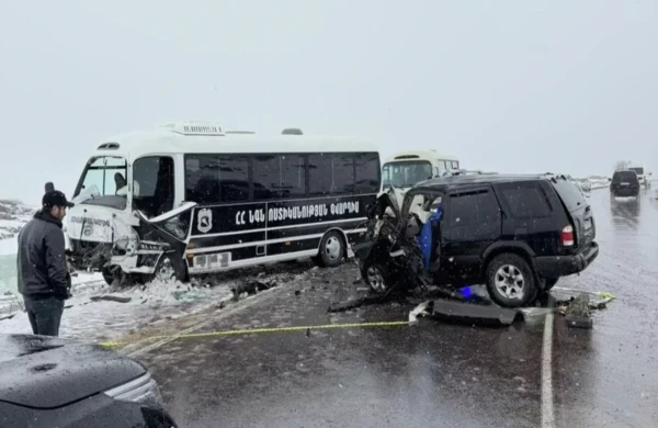 Paşinyanın kortejini müşayiət edən avtobus qəza törədib