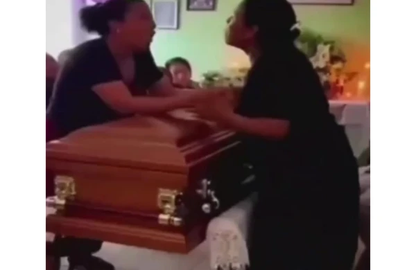 Ərinin tabutu başında məşuqəsi ilə SAÇYOLDUYA ÇIXDI - VİDEO&nbsp;&nbsp;