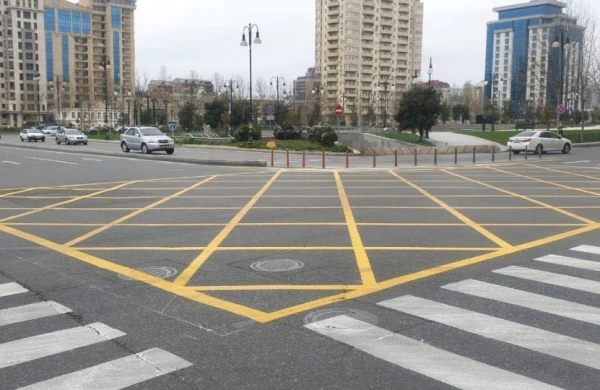 Bakıdakı sarı kəsişmə&nbsp; torları nə üçündür?&nbsp; &nbsp; —&nbsp; &nbsp;Sürücülərin DİQQƏTİNƏ!