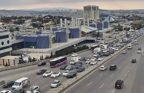 Bu yollara girməyin,tıxac var&nbsp; &nbsp; —&nbsp; &nbsp;SİYAHI