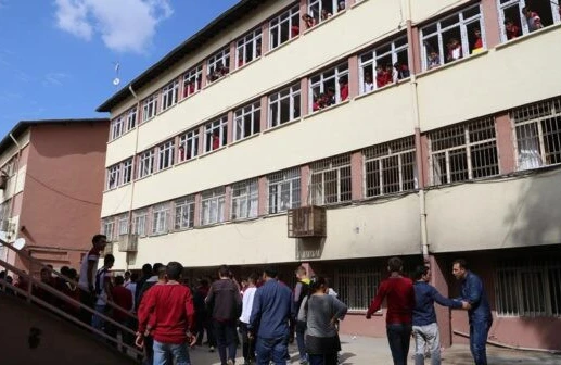 TƏCİLİ! Türkiyədə daha bir məktəbə HÜCUM edildi – FOTO 