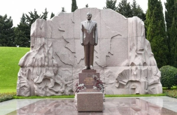 Latviya Prezidenti Heydər Əliyevin məzarını ziyarət edib&nbsp;