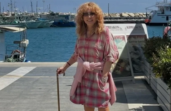 77 yaşlı Puqaçova əlində əsa ilə - Foto